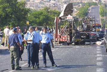 Στρατιωτικές επιχειρήσεις και απέλαση συνεργατών του Αραφάτ αποφάσισε το Ισραήλ