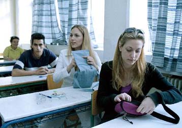 Μικρή πτώση για τις βάσεις των πανελλήνιων εξετάσεων 2002 «βλέπουν» οι βαθμολογητές