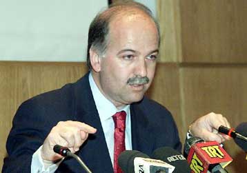 «Μαχαίρι» στις υπερβολικές δαπάνες των υπουργείων για το 2003 βάζει η κυβέρνηση