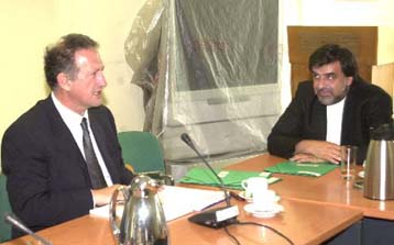 Στη σκιά του ασφαλιστικού ξεκίνησε η συζήτηση για τις αυξήσεις το 2003 στο Δημόσιο