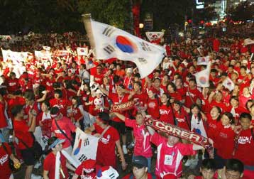 Ολόκληρη η Νότιος Κορέα πανηγυρίζει για την πρόκριση της εθνικής στους «8»