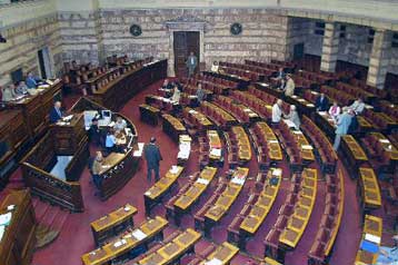 Εν μέσω απεργιών και αποχωρήσεων συνεχίζεται στη Βουλή η συζήτηση για το ασφαλιστικό