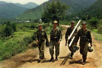 Δύο νεκροί σε συγκρούσεις Ινδών και Πακιστανών παραστρατιωτικών στο Κασμίρ