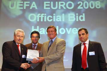 Θετικά σχόλια της UEFA για την κοινή υποψηφιότητα Ελλάδας-Τουρκίας για το EURO 2008