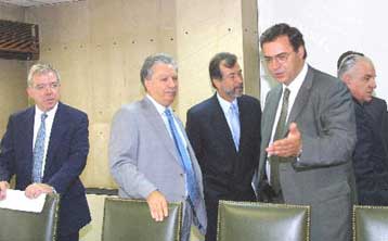 Οι εμπορικές τράπεζες δεν αυξάνουν τα επιτόκια καταθέσεων