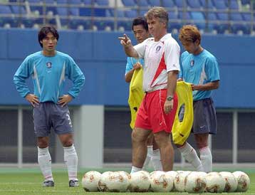 Σε χαλαρό ρυθμό προετοιμάζονται οι Νοτιοκορεάτες για το ματς με την Ισπανία