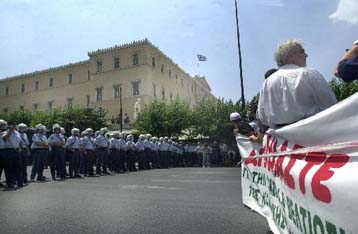 Εν μέσω κινητοποιήσεων συνεχίζεται η συζήτηση του ασφαλιστικού νομοσχεδίου