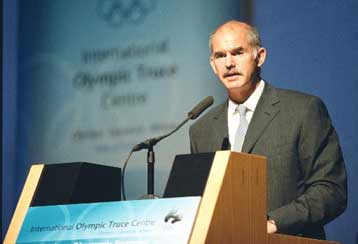 Αισιόδοξος για την απόφαση των «15» στη Σεβίλλη ως προς τον ευρωστρατό ο Γ.Παπανδρέου