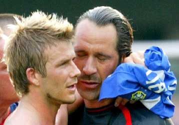 Το «λυπάμαι» του Σίμαν και η στήριξη του Μπέκαμ