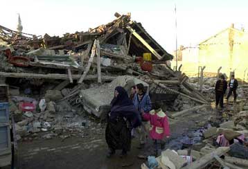 Τουλάχιστον 500 οι νεκροί από τον ισχυρό σεισμό στο Ιράν – Χιλιάδες οι τραυματίες