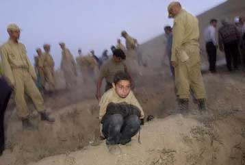 Στους 230 οι νεκροί από τον σεισμό στο Ιράν, σύμφωνα με το υπουργείο Εσωτερικών