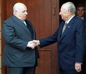 Για «συνωμοσία» ώστε να εγκαταλείψει τη διαδικασία των συνομιλιών μιλά ο Ντενκτάς