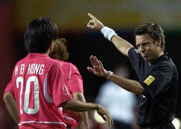 Ακόμη και το ενδεχόμενο ύπαρξης δύο διαιτητών σκέφτονται στην FIFA