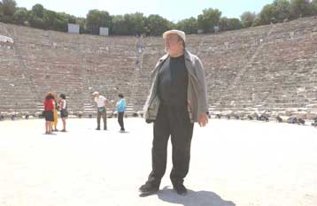 Με τις «Βάκχες» του Ευριπίδη, σε σκηνοθεσία Πίτερ Χολ, ανοίγουν τα Επιδαύρια 2002