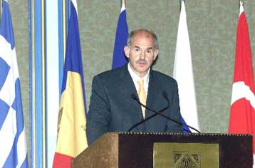 Για τις εξελίξεις στον ευρωστρατό ενημέρωσε τους Παπαρήγα – Κωνσταντόπουλο ο ΥΠΕΞ