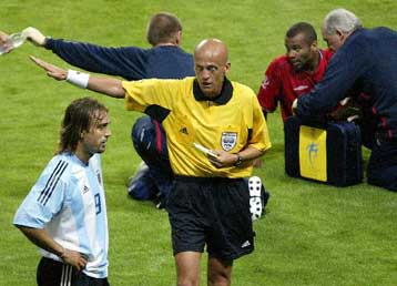 Ο Ιταλός Πιερλουίτζι Κολίνα σφυρίζει στον τελικό Βραζιλίας-Γερμανίας