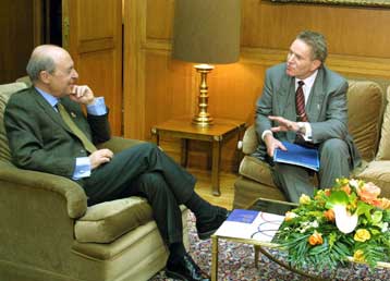 Συνάντηση Σημίτη – Όσβαλντ στο Μαξίμου για την πορεία των Ολυμπιακών έργων