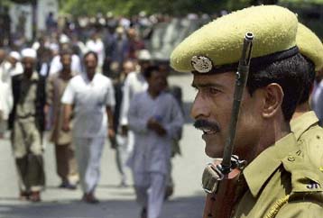 Μακρόχρονη παραμονή των στρατευμάτων της στα σύνορα με Πακιστάν ανακοίνωσε η Ινδία