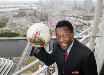 Ελαφρύτερο αγωνιστικό πρόγραμμα για τους ποδοσφαιριστές προτείνουν Πελέ και Πλατινί