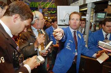 Μία «ανάσα» από την απόλυτη ισοτιμία με το δολάριο το ευρώ