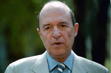 «Γεύμα εργασίας» χαρακτηρίζεται η συνάντηση Σημίτη – κυβερνητικών στελεχών