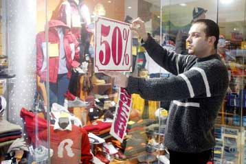 Ξεκινούν από τη Δευτέρα οι θερινές εκπτώσεις στα εμπορικά καταστήματα