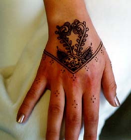 Αλλεργικές αντιδράσεις ενδέχεται να προκαλέσουν τα τατουάζ χένας