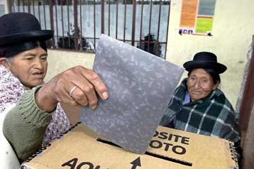 Νικητές δηλώνουν οι δύο βασικοί διεκδικητές της προεδρίας στη Βολιβία