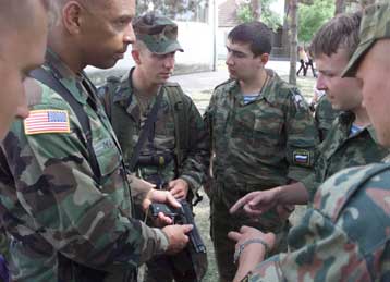Οι Αμερικανοί στρατιώτες θα παραμείνουν στη Βοσνία