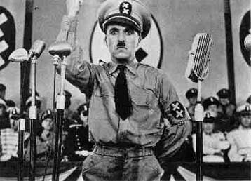 Βρετανός ηθοποιός μεταμφιέζεται σε Χίτλερ και μιλά «υπέρ» του ευρώ