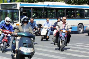 Πρόστιμα και γερανοί τα νέα όπλα της Τροχαίας κατά των δικυκλιστών που δεν φέρουν κράνος