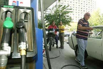 «Όχι» στις ταμειακές μηχανές λένε οι βενζινοπώλες – Στο 1,5 δισ. ευρώ το λαθρεμπόριο