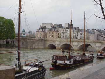 Με φοίνικες, ψιλή άμμο, σεζλόνγκ και ομπρέλες θα γεμίσει ο Σηκουάνας