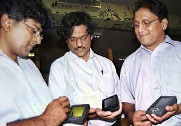 Με έναν φτηνό, εύχρηστο υπολογιστή χειρός θα γεφυρώσει η Ινδία το ψηφιακό χάσμα