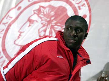 Ήρθαν, είδαν και απήλθαν από τα γραφεία του Ολυμπιακού, Ρόμπερτς και Οφορίκουε