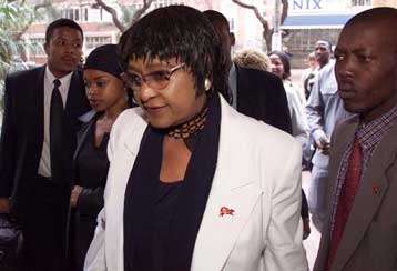 Στο εδώλιο του κατηγορουμένου θα καθήσει την Τρίτη η Γουίνι Μαντέλα