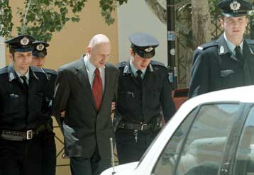 Δις ισόβια και 25ετή κάθειρξη στον Κράμπη για τις δολοφονίες Νικολαΐδη και Καλαθάκη