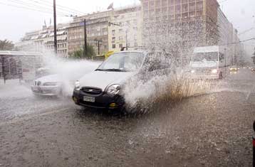 Ένας νεκρός από τη σφοδρή κακοκαιρία – Σοβαρά προβλήματα στην Αττική
