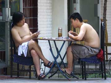 Οι ημίγυμνοι -λόγω ζέστης- Κινέζοι βλάπτουν την εικόνα του Πεκίνου εν όψει του 2008