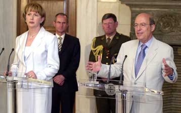 Για τη βελτίωση των σχέσεων Ελλάδας – Ιρλανδίας συζήτησαν Μ.ΜακΑλίζ και Κ.Σημίτης