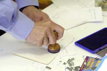 Αρχισε η διανομή των εκλογικών καρτών από το Δήμο Αθηναίων