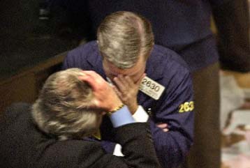 Κάτω από τις 9.000 μονάδες ο Dow Jones την Τετάρτη – Νέα λογιστικά σκάνδαλα εν όψει