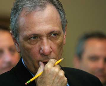 Παραιτήθηκαν οι υπουργοί Εξωτερικών και Οικονομίας της Τουρκίας – Ανακάλεσε ο Ντερβίς