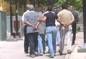 Σφίγγει ο κλοιός γύρω από τα κυκλώματα της νύχτας – Συλλήψεις λιμενικών και αστυνομικών