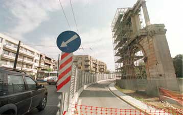 Αμεσα ξεκινά η αποκατάσταση της Πύλης του Αδριανού – Πρόβλημα το τραμ, λέει το ΚΑΣ