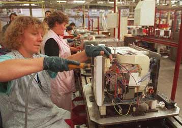 Απρόσμενη πτώση σημείωσε η βιομηχανική παραγωγή στη Γαλλία το Μάιο