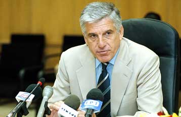 Ένα καθεστώς δημοκρατικής διακυβέρνησης εύχεται για την Τουρκία ο υπ.Εθνικής Αμυνας