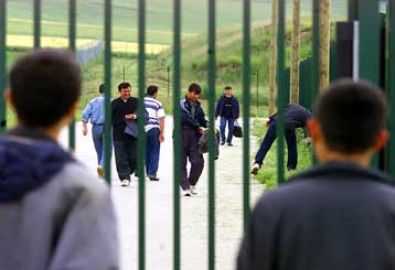 Κλείνει το Μάρτιο του 2003 το στρατόπεδο προσφύγων Σανγκάτ στη Γαλλία