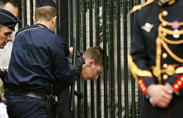 Έναν ένοπλο συνέλαβαν οι γαλλικές Αρχές κατά την παρέλαση την ημέρα της Βαστίλλης