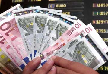 Την απόλυτη ισοτιμία με το δολάριο άγγιξε το ευρώ για πρώτη φορά έπειτα από 28 μήνες